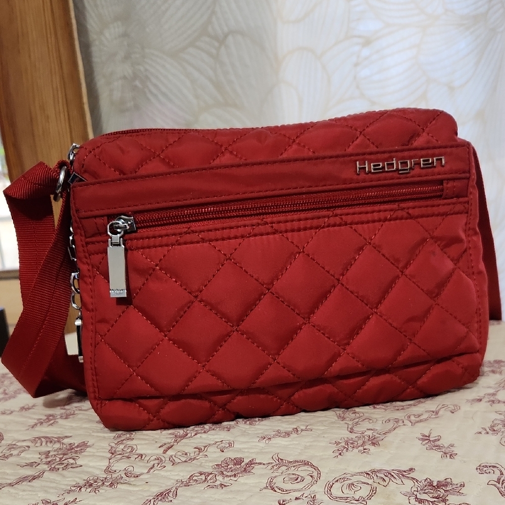 Hedgren Urban Red Quilted Crossbody adjustable  Bag 4 Zip Pockets Gorpcore Hike